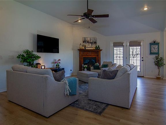 4th image of 405 Villa Dr