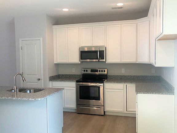 3rd image of 127 Creekland Way
