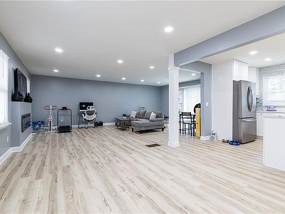 4th image of 3710 Hopkins Rd