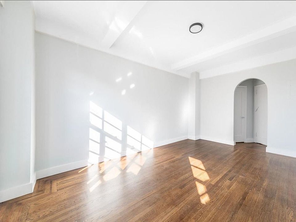 2nd image of 10 Sheridan Sq #4C