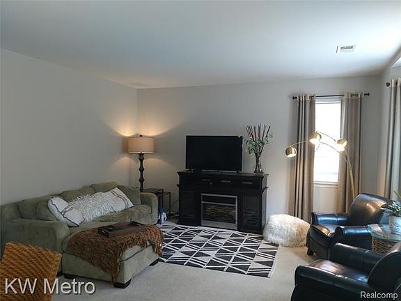 3rd image of 3985 Radcliff Dr #140