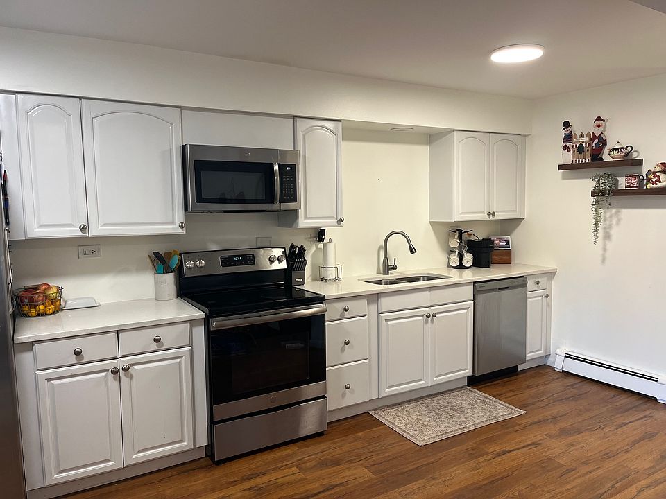 Modern kitchen including dishwasher