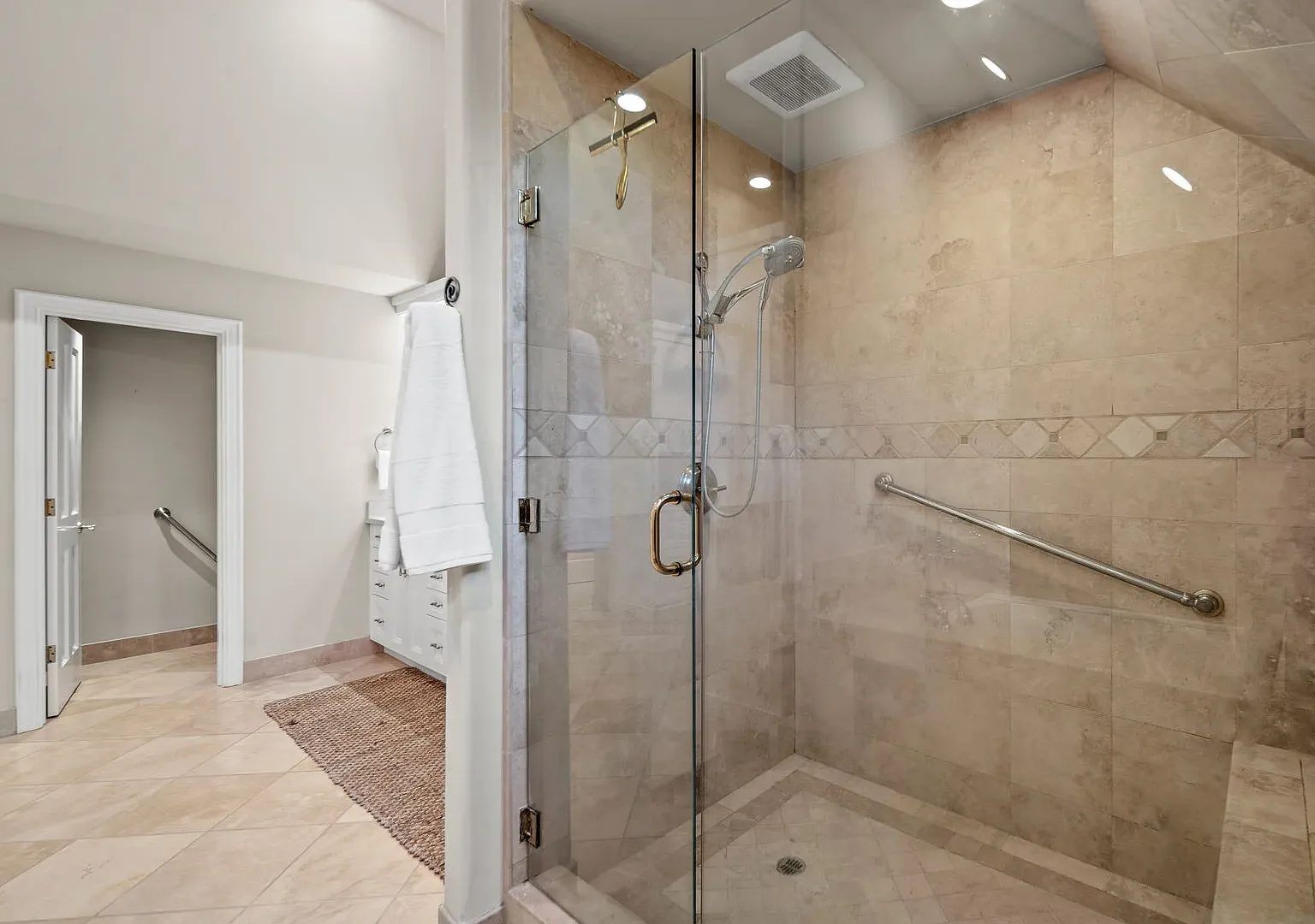 4 bed, 4.5 bath, 4391 sqft, $22,000 — Photo 2