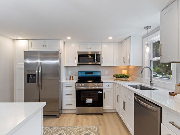2nd image of 3 Greystone Rd
