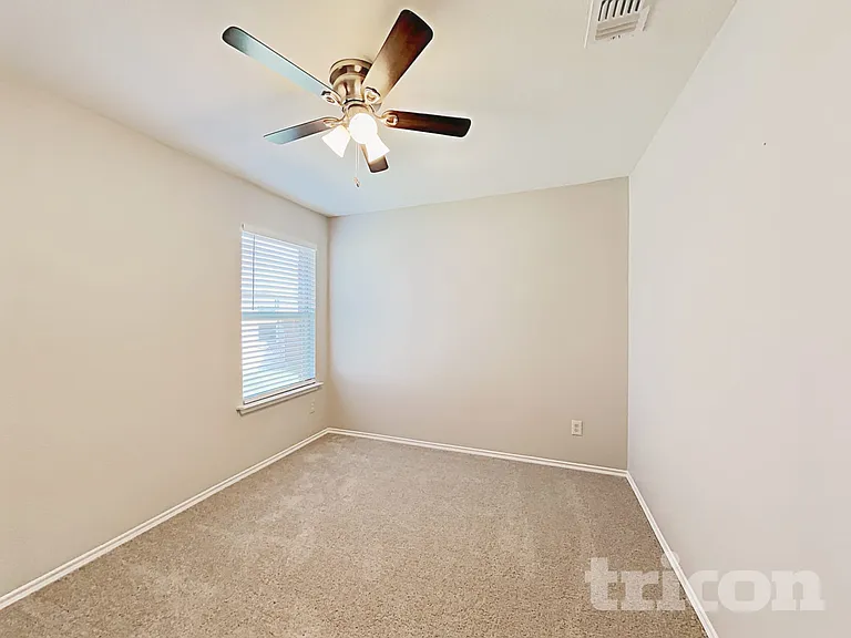 221 Thoroughbred St — Photo 11