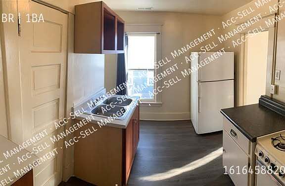 3rd image of 927 Crosby St NE #2
