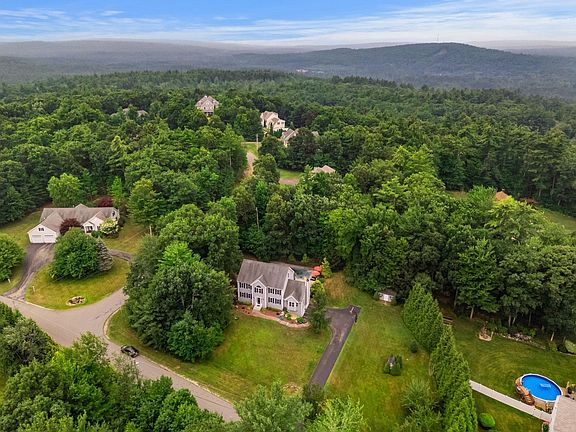3rd image of 32 Hobart Hill Road