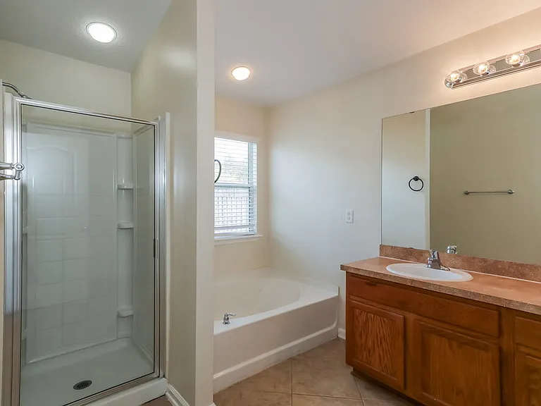 2732 Woodsdale Dr — Photo 9