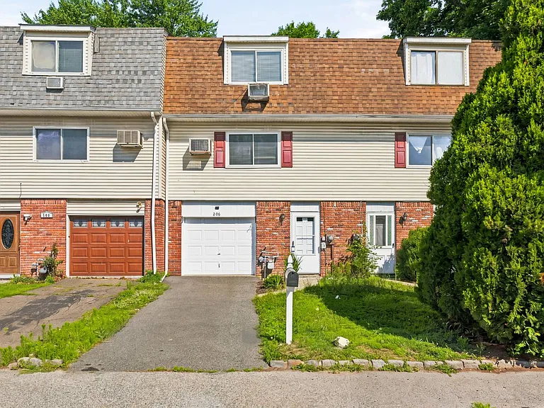 206 Chrystal Dr — Photo 1