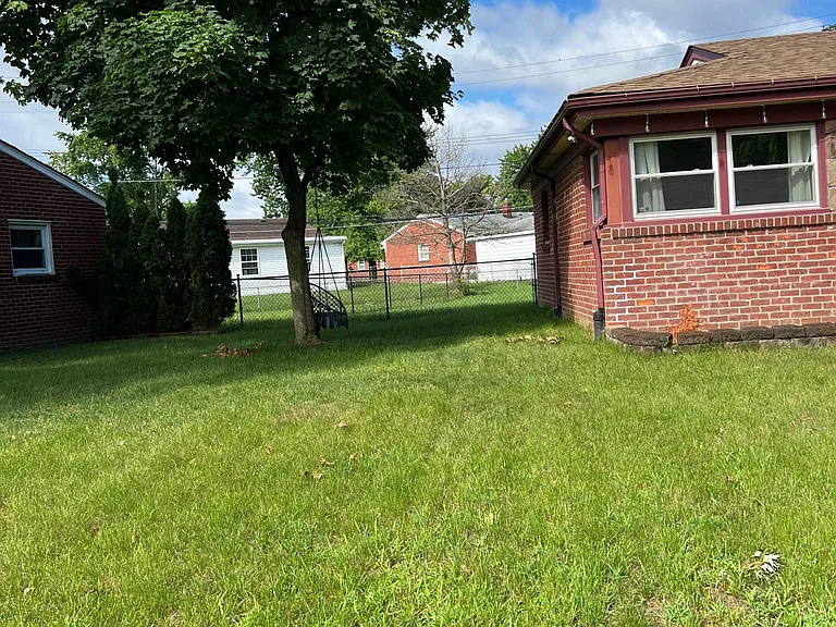 4832 Sidney St — Photo 21