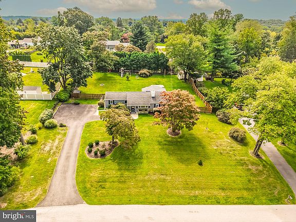 4th image of 634 Overlook Dr