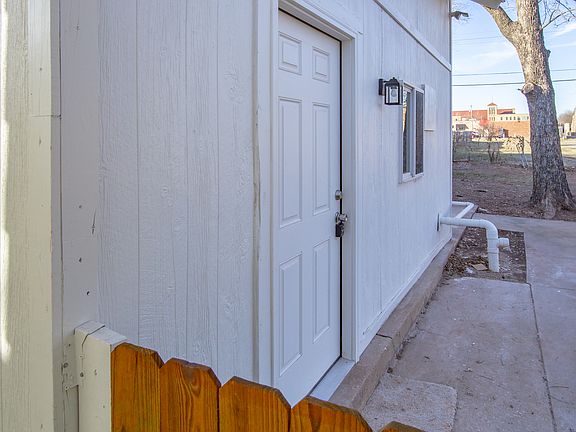2nd image of 1013 1/2 NW 45th St