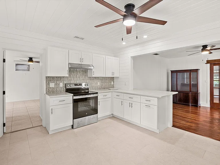 705 SE Stypmann Blvd — Photo 5