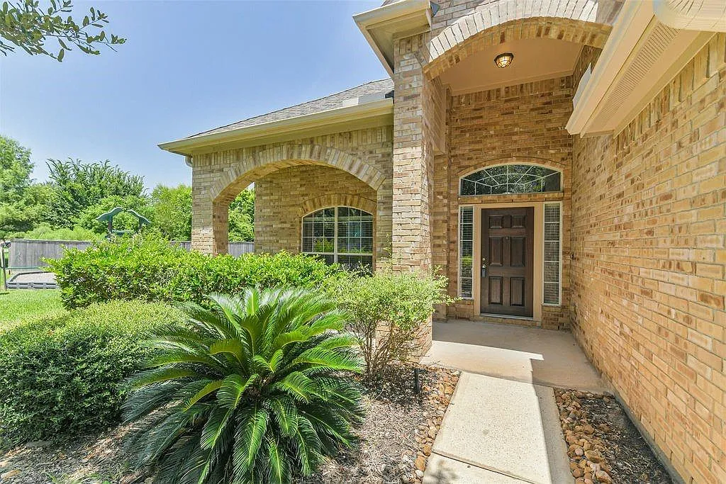 3 bed, 2.0 bath, 2414 sqft, $2,200 — Photo 3