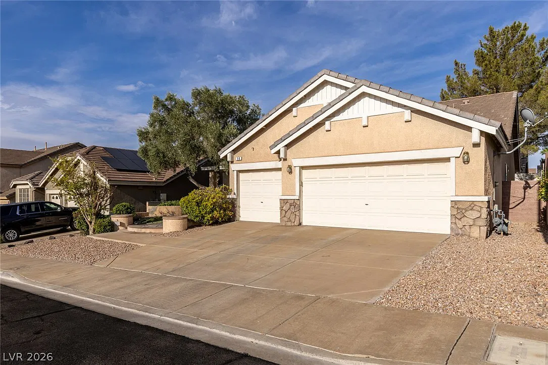 3 bed, 2.0 bath, 1970 sqft, $2,100 — Photo 2