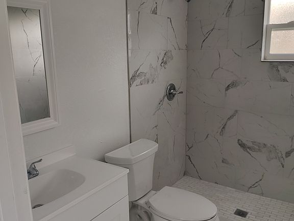 5th image of 1925 Grove Ct #1