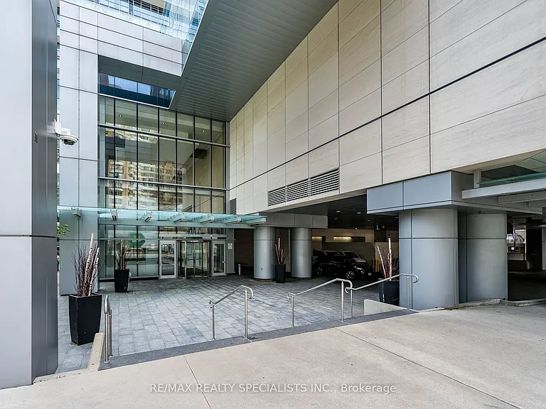 388 Yonge St #7105 — Photo 3