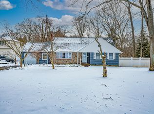 83 Hollins Ln, East Islip, NY 11730