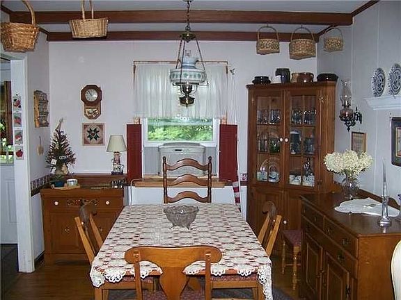 4th image of 19 Donner Dr