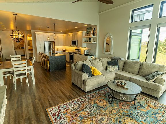 3rd image of 804 7th Ave W #2