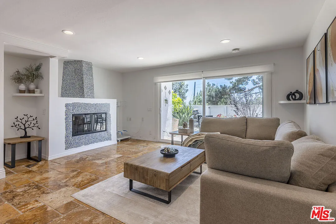 2 bed, 1.5 bath, 1019 sqft, $6,750 — Photo 3