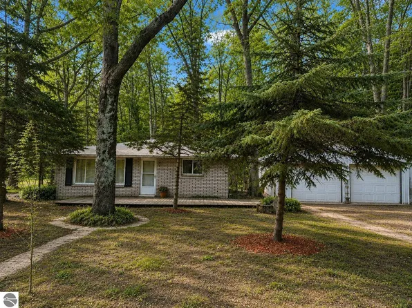 8903 Vagabond Ln, Interlochen, MI 49643