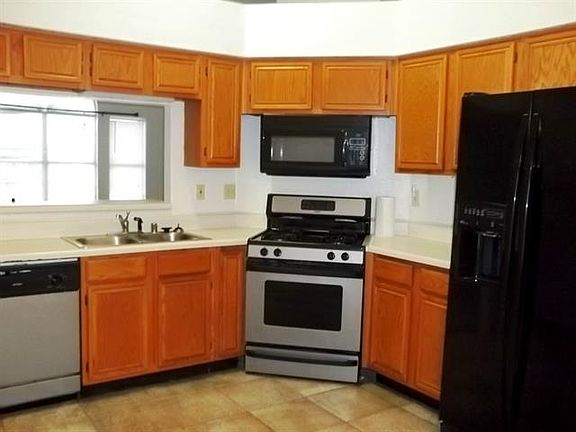 4th image of 925 Lake Bluff Dr