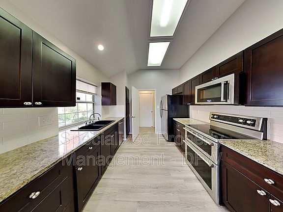 3rd image of 633 Beatty Dr