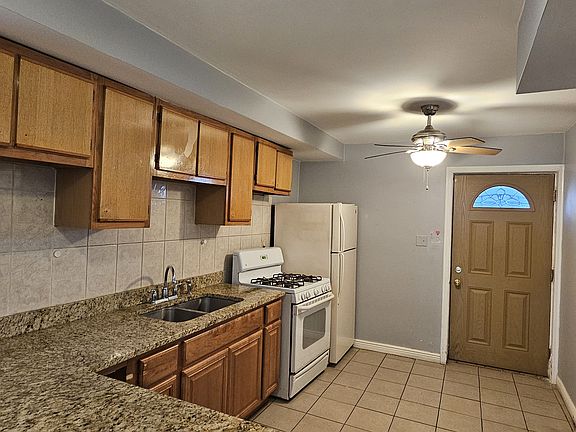 3rd image of 2444 W Homer St #G