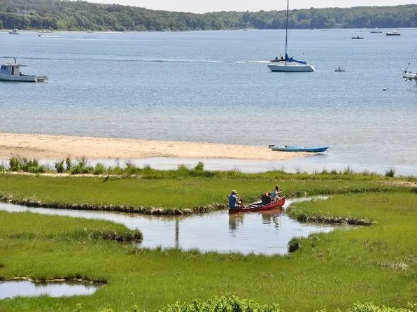 34 Windemere Rd, Oak Bluffs, MA 02557