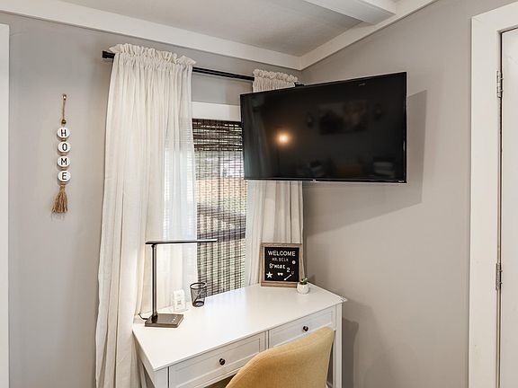 Need to work while you are at Casa de Campo? We've got you covered! Working professionals have their own well-lighted desk and workspace. This is not enclosed. The office space is located in the common area.