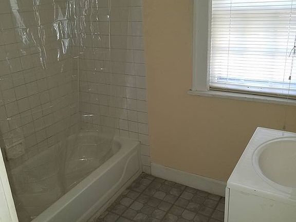 2nd image of 1814 Oakland Ave