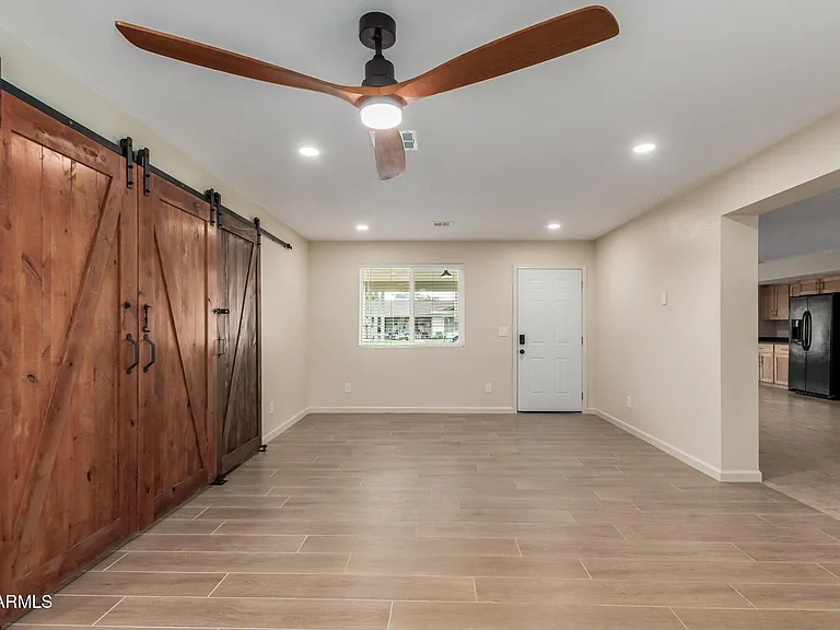 1628 E Del Rio Dr — Photo 2