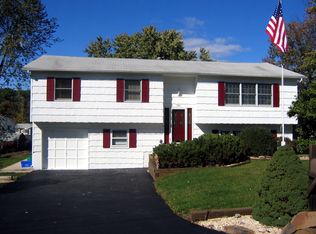 286 Cottage Rd, Valley Cottage, NY 10989