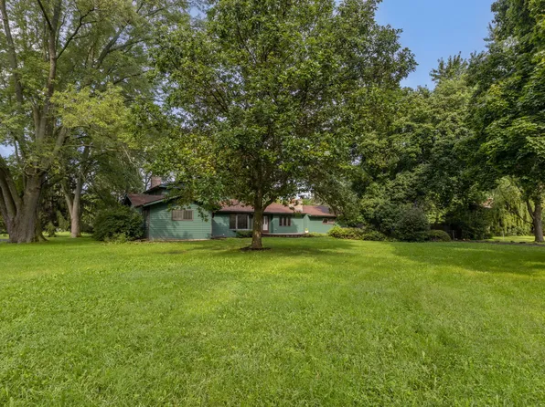 749 N Sharon Dr, Woodstock, IL 60098