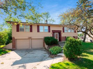 1115 Englewood Rd, Hoffman Estates, IL 60169