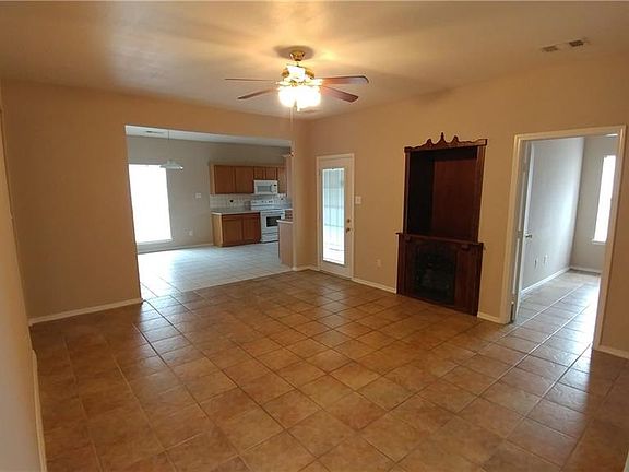 4th image of 606 Bishop Dr