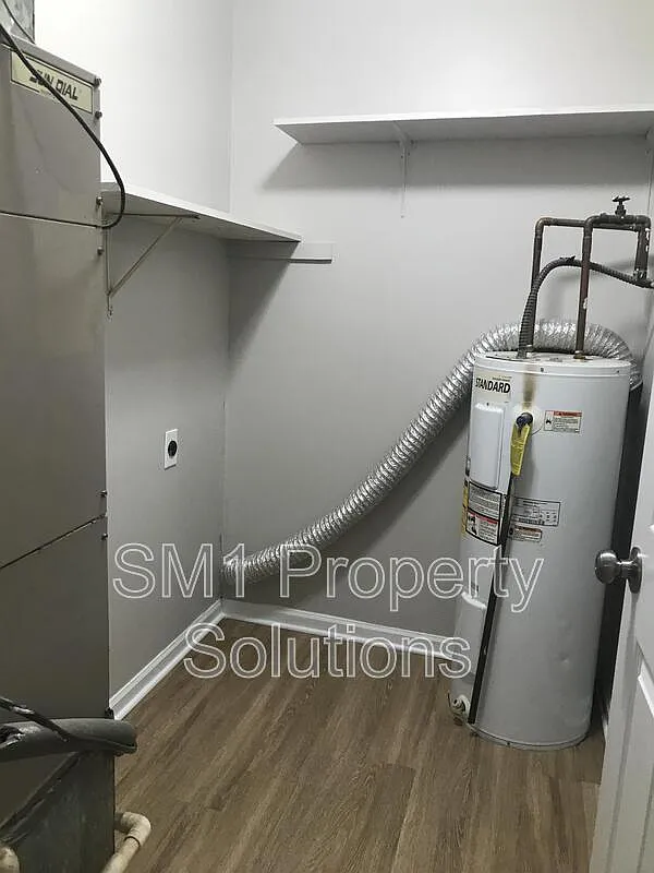 2 bed, 1.0 bath, $895 — Photo 3