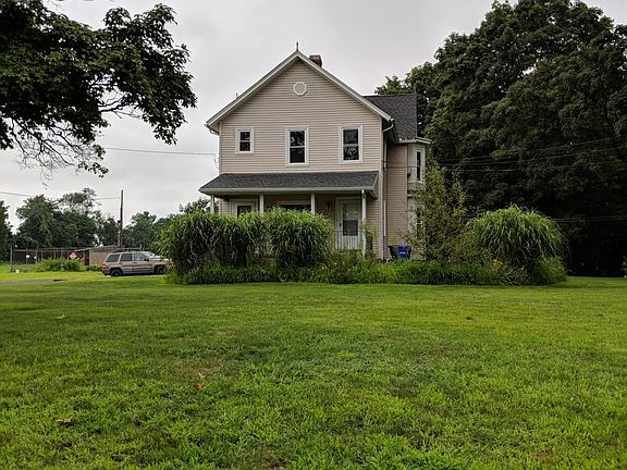 Front of home with privicy grass.