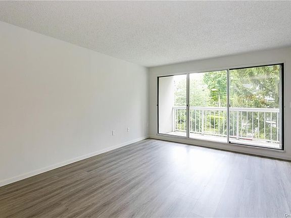 2nd image of 10 Stewart Pl APT 3DW