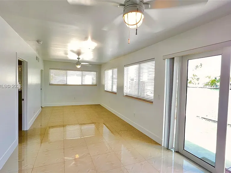 8227 Crespi Blvd #4 — Photo 4
