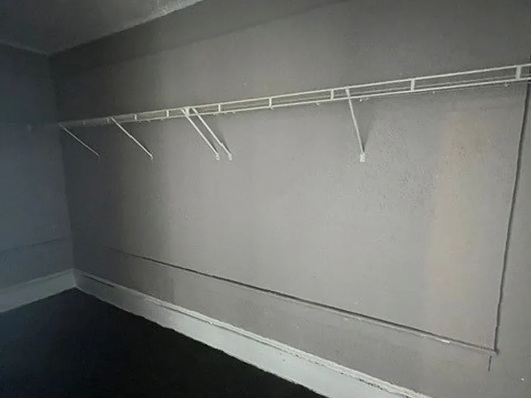223 W Rowe St — Photo 9