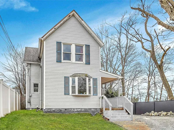 2 Charles Avenue, Port Washington, NY 11050