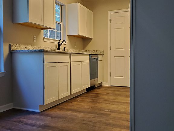 5th image of 649 Fieldcrest Dr