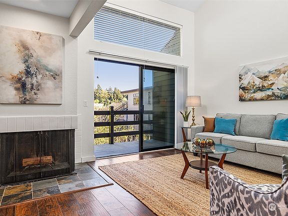 2nd image of 4 Lake Bellevue Dr NE #201