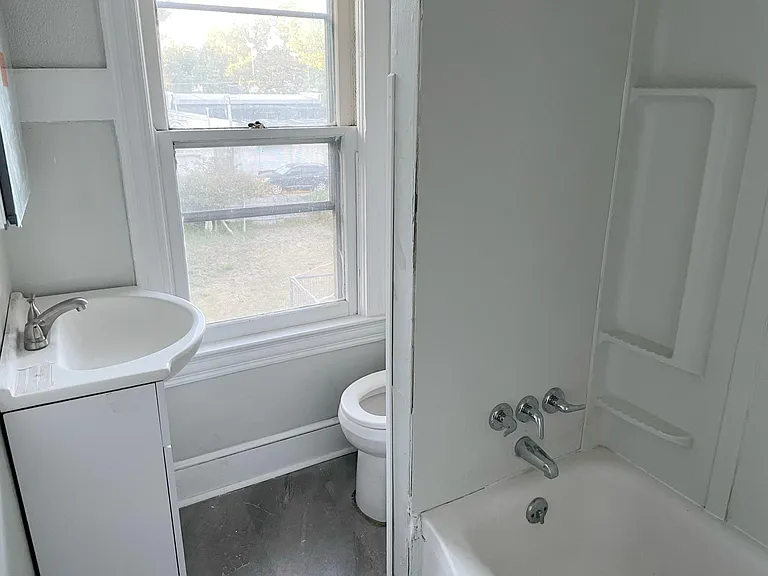 402 Howard St — Photo 7