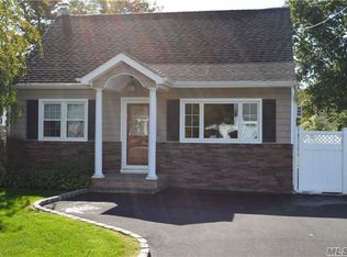 70 Oaklawn Ave, Farmingville, NY 11738