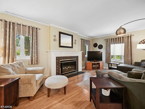 2nd image of 2710 Roslyn Ln