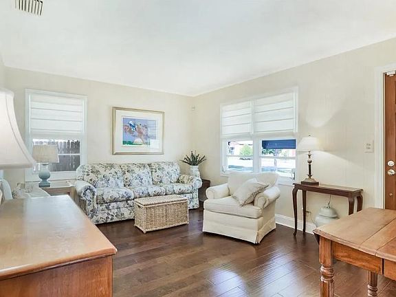 3rd image of 812 Summit Blvd