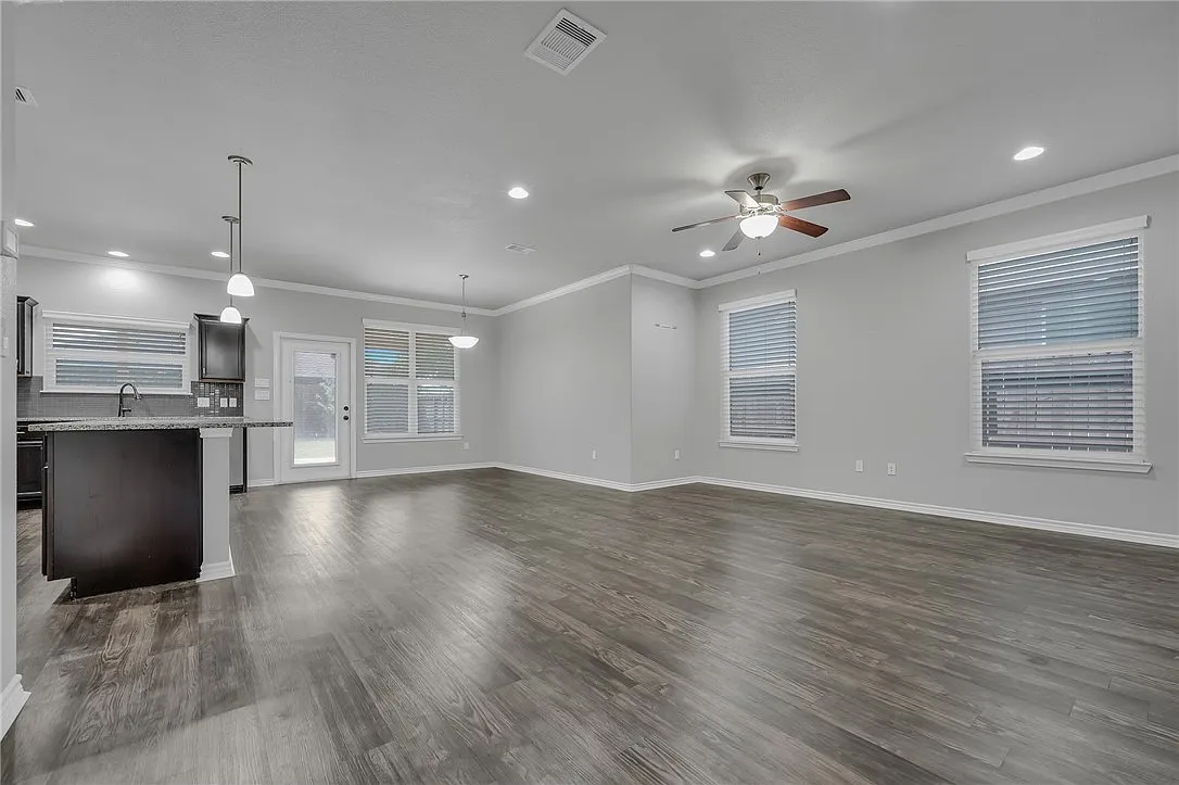 3 bed, 2.0 bath, 1638 sqft, $2,295 — Photo 4